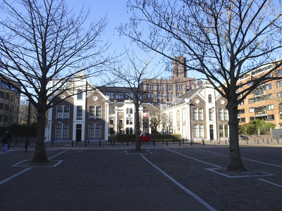 904116 Gezicht op het Sterrenbos te Utrecht, vanaf het Vrouwe Justitiaplein, met de gebouwen van de Liefdadige ...